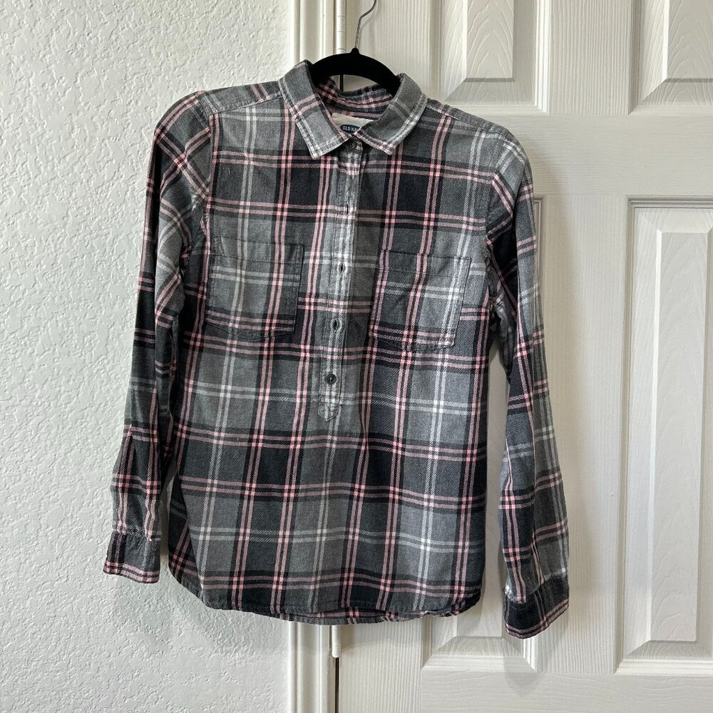 Old Navy Women's Plaid Collar Shirt in Grey & Pink Size: M